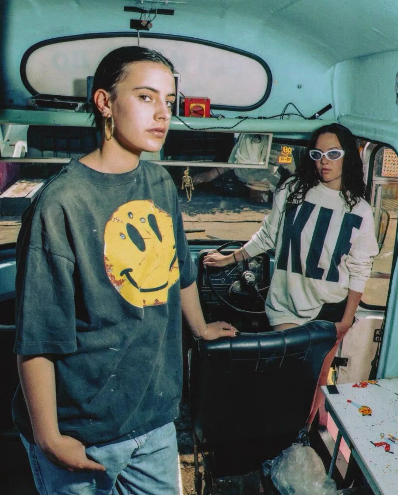 ❥8036#P140 Saint Mxxxxxx ✖️KLF New Old Smiley Face Made of double-yarn double-ply cotton batik fabric 290g, comfortable and breathable to wear. Stiff silhouette, full of street feel, loose fit. Craftsmanship: semi-water slurry printing + graffiti + spray coding, batik and wash. Size: (S-M-L-XL) Color: Washed black
